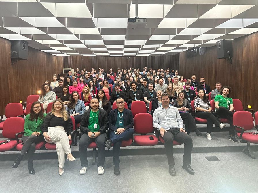 Auditório lotado em treinamento de código de ética