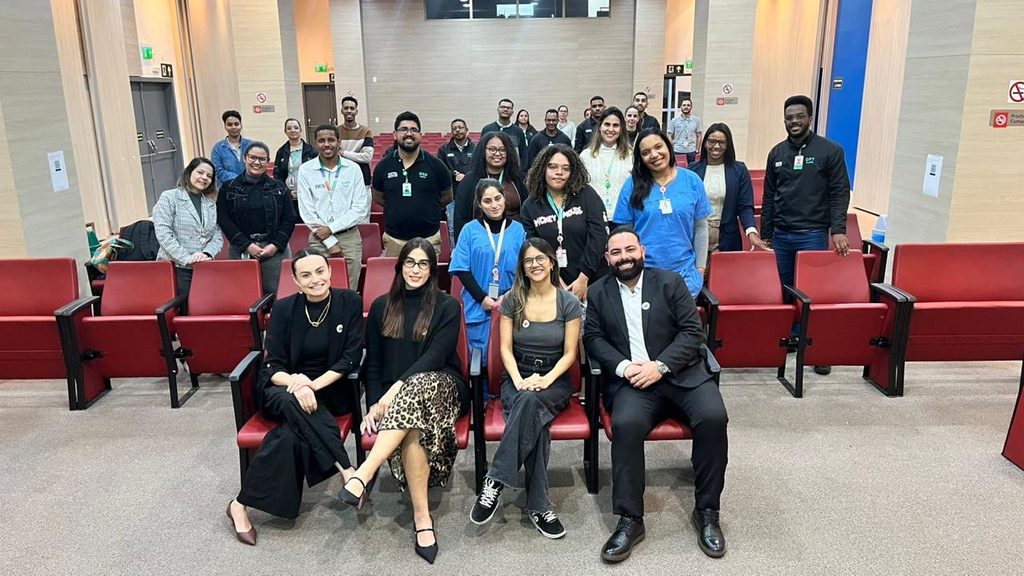 Turma de treinamento em auditório corporativo